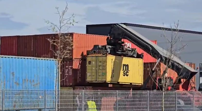 Ngarkimi i mbetjeve te konteinerve ne Durres